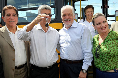 Rio do Antônio: Prefeito recebe ônibus escolar