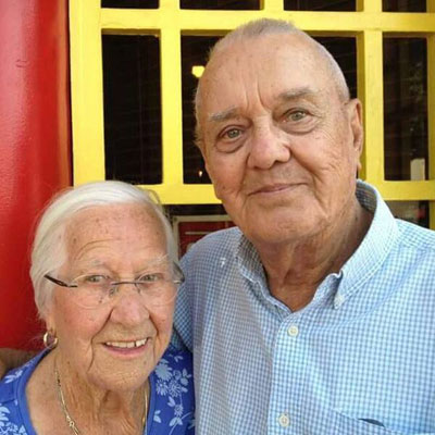 Junto há 75 anos, casal de idosos morre abraçado na cama nos EUA