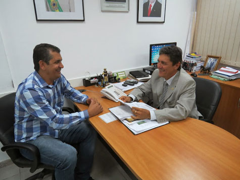 João Bonfim atende solicitações do prefeito de Muquém do São Francisco
