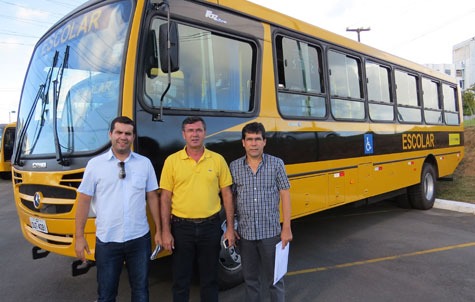 Canápolis, Riacho de Santana e Jacaraci recebem novos ônibus escolares 