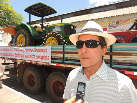 Brumado: Comunidades rurais recebem trator agrícola