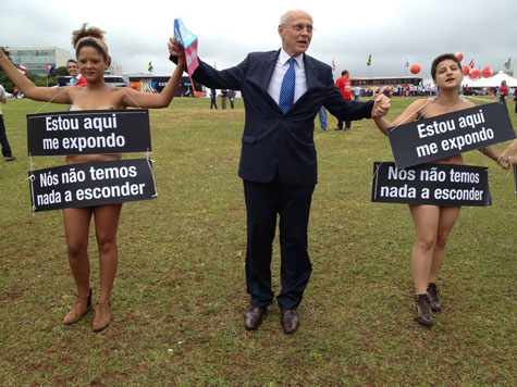 Manifestantes fazem protesto a favor do voto aberto em frente ao Congresso Nacional