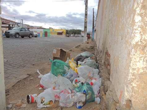 Brumado: Comerciantes cobram lixeiras na região do Mercado Municipal