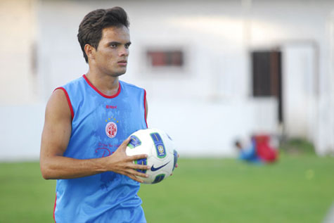 Lateral brumadense, Noberto, vira opção para defender o Corinthians em 2014