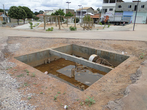 Brumado: Obra parada na Praça Heráclito Cardoso oferece risco à população