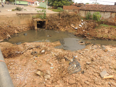 Brumado: Moradores dos bairros Dr. Juracy e São Jorge cobram limpeza do Rio do Antônio