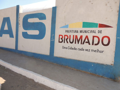 Brumado: Logomarca da Prefeitura errada em colégio municipal