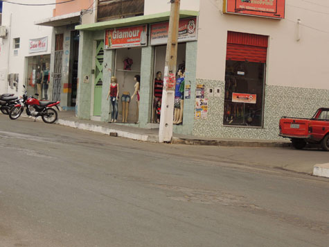 Brumado: Bandidos agridem atendente e roubam loja de confecções