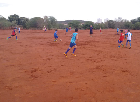 Brumado: Lussac usa futebol para iniciar trabalhos sociais com a Fadesb
