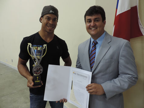 Brumado: Campeão de MMA recebe moção de aplausos na Câmara de Vereadores