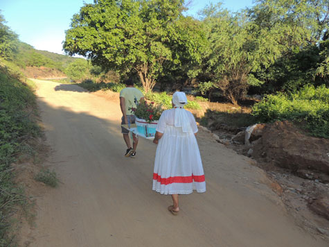 Brumado: Mãe de santo da Ubanda faz oferendas a Iemanjá e Santa Bárbara pedindo paz e prosperidade
