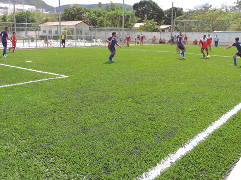 Brumado: Magnesita entrega campo de futebol society a funcionários