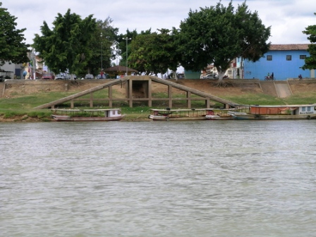 Malhada: Homem mostra pênis em velório e é preso