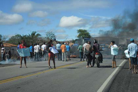 BA-262: Moradores liberam rodovia depois de manhã de protestos