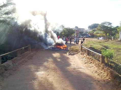 Moradores de Caetité e Ibiassucê fazem manifestações e interrompem o tráfego e as obras da Fiol