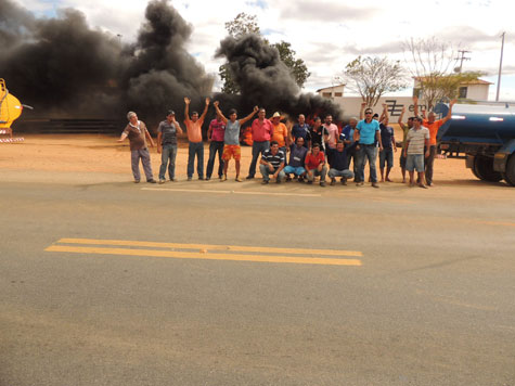 Brumado: Pipeiros fazem protesto e queimam pneus em frente à Embasa