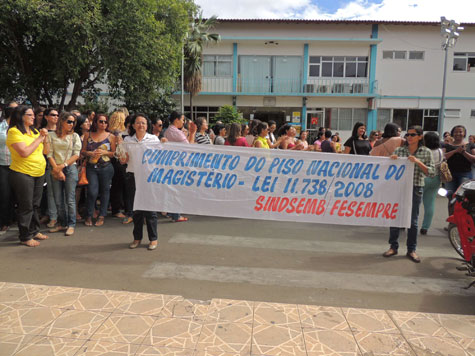 Protesto dos professores em Brumado: “Prefeito não pise no nosso piso”
