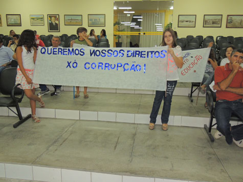 Manifestantes protestam durante sessão legislativa em Brumado