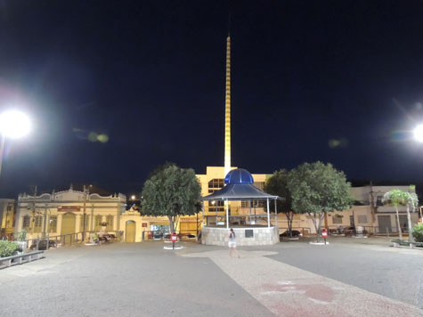 Brumado: Mastro sem bandeira na Praça da Matriz