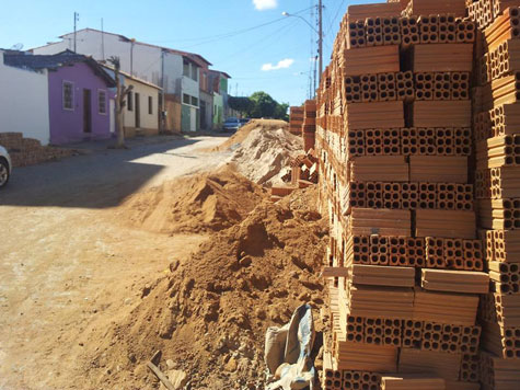 Brumado: Internauta Repórter reclama de materiais de construção no meio de Rua