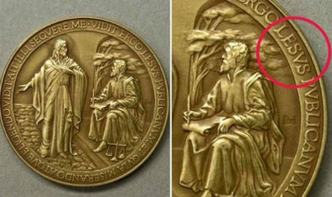 Vaticano erra ao escrever o nome de Jesus em medalhas