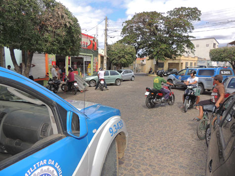 Brumado: Bandidos assaltam farmácia, tentam assaltar mercadinho e atiram em servidor público