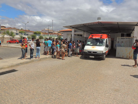 Brumado: Familiares protestam no HMN cobrando transferência de paciente