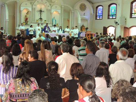 Brumado: Católicos vão à missa de finados