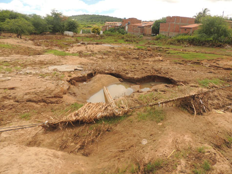 Brumado: Moradores dos bairros Dr. Juracy e São Jorge cobram limpeza do Rio do Antônio