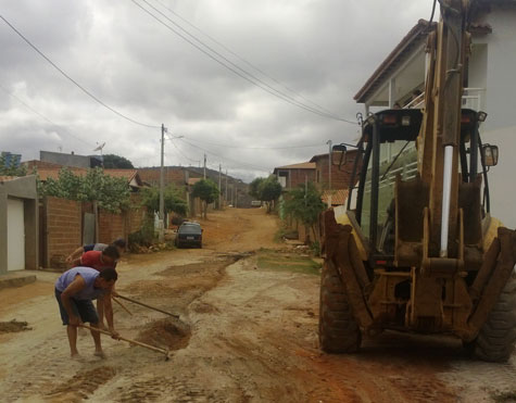 Brumado: Moradores contratam máquinas para executar serviços na Rua Almerindo Souza Lobo
