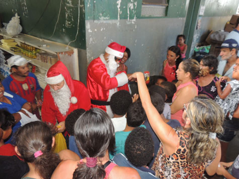 Brumado: Papai Noel distribuiu presentes no Mercado Municipal