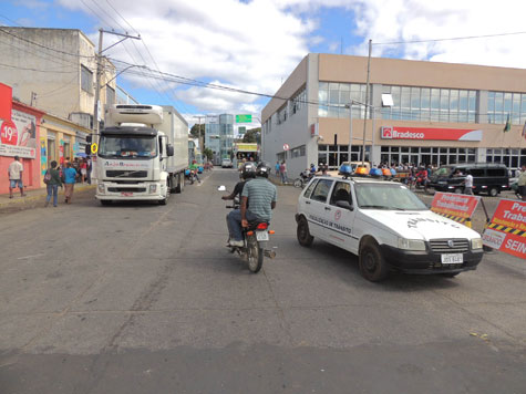 Obras da prefeitura deixa trânsito engarrafado no centro comercial em Brumado