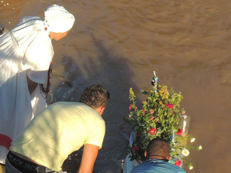 Brumado: Mãe de santo da Ubanda faz oferendas a Iemanjá e Santa Bárbara pedindo paz e prosperidade