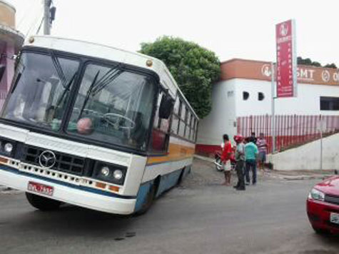 Brumado: Ônibus escolar fica preso em buraco no centro da cidade