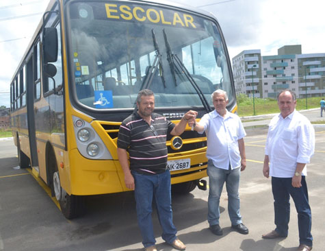 Lagoa Real recebe ônibus escolar do Programa Caminho da Escola