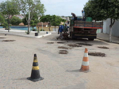 Brumado: Com asfalto frio, é iniciada mais uma vez a Operação Tapa Buracos na João Paulo I