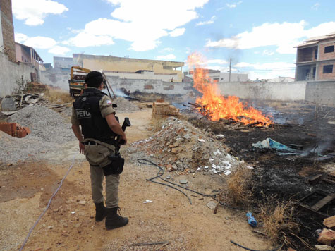 Brumado: Bucha de fogos de artifício provoca incêndio em terreno baldio