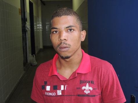 Brumado: Foragido se entrega e diz que fugiu da cadeia de Tanhaçu por causa das condições precárias