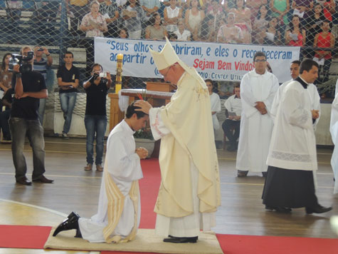 Brumadense é ordenado padre
