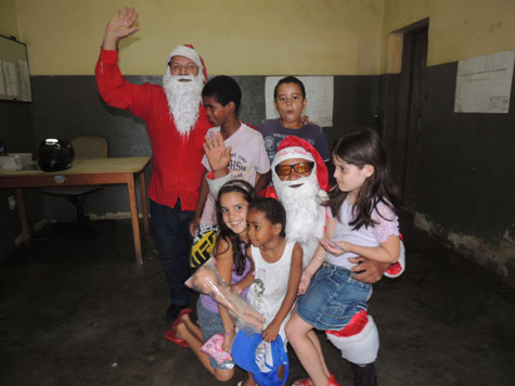 Brumado: Papai Noel distribuiu presentes no Mercado Municipal