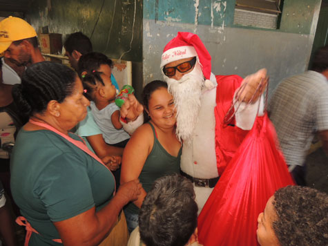 Brumado: Papai Noel distribuiu presentes no Mercado Municipal