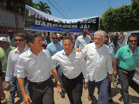 Com cartazes, moradores de Piripá cobram água ao governador Jaques Wagner