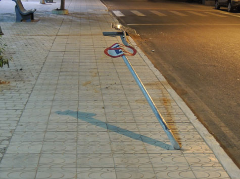 Brumado: Carro sobe em calçada e derruba placas na Praça Senhor do Bonfim