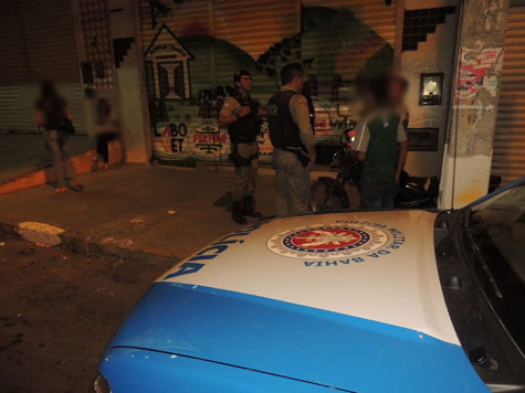 Brumado: Suspeito rouba arma e agride policial