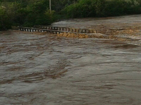 Pontes ficam submersas na região de Brumado