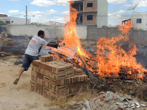 Brumado: Bucha de fogos de artifício provoca incêndio em terreno baldio