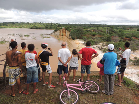 Brumado: Populares param para ver águas chegarem ao Rio do Antônio
