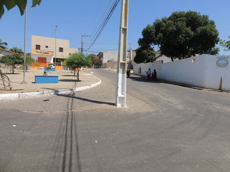 Brumado: Dez meses de praça inaugurada e poste continua no meio da rua