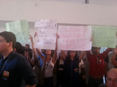 Barreiras: Professores fazem manifestação durante seminário da Fiol