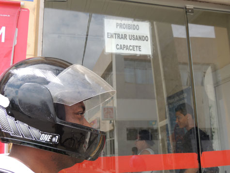 Alessandro Lôbo apresenta projeto para proibir uso de capacete em locais públicos e privados